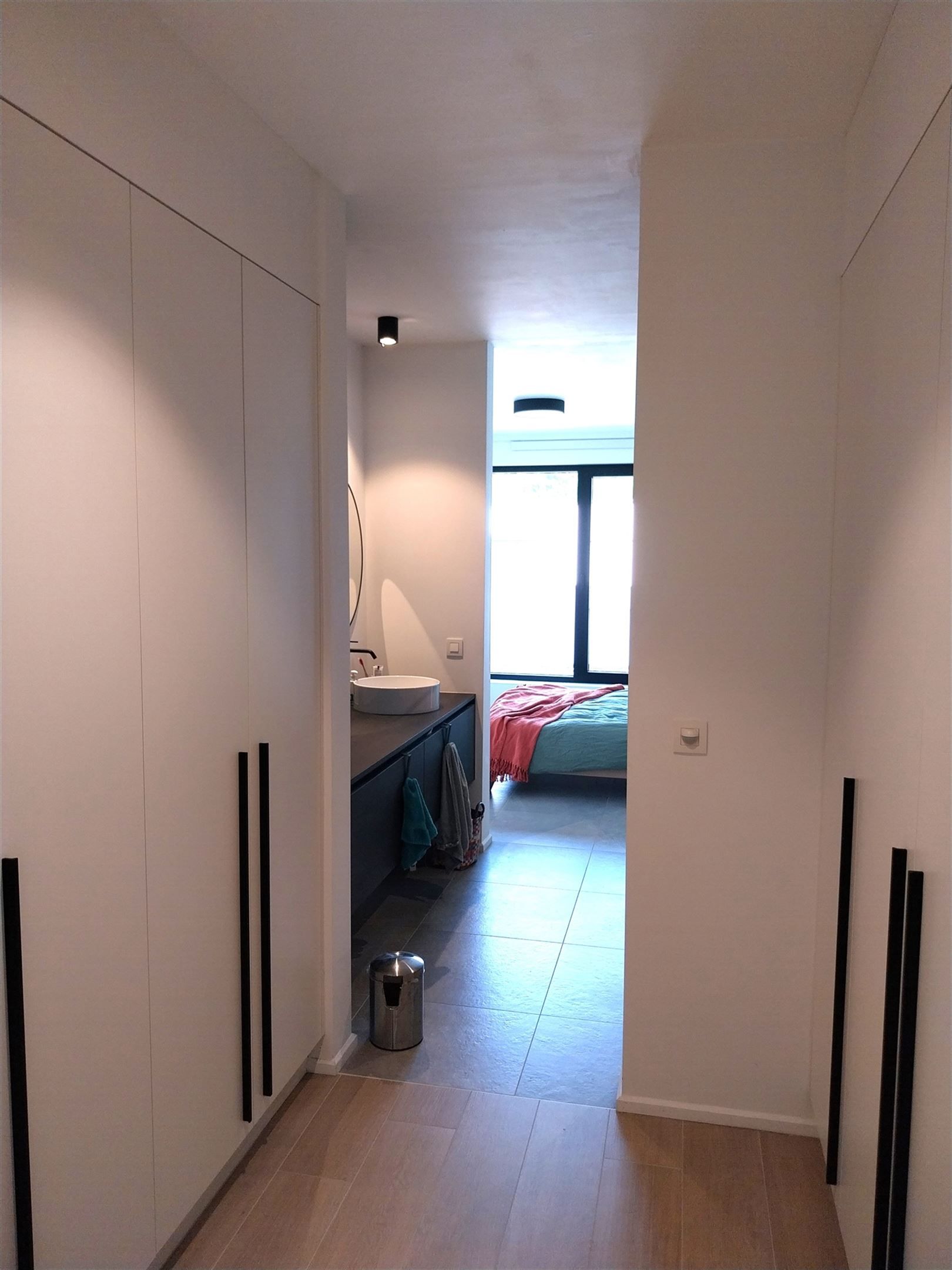 TE HUUR: Appartement met 1 slaapkamer en ruim terras te Stal! foto 12