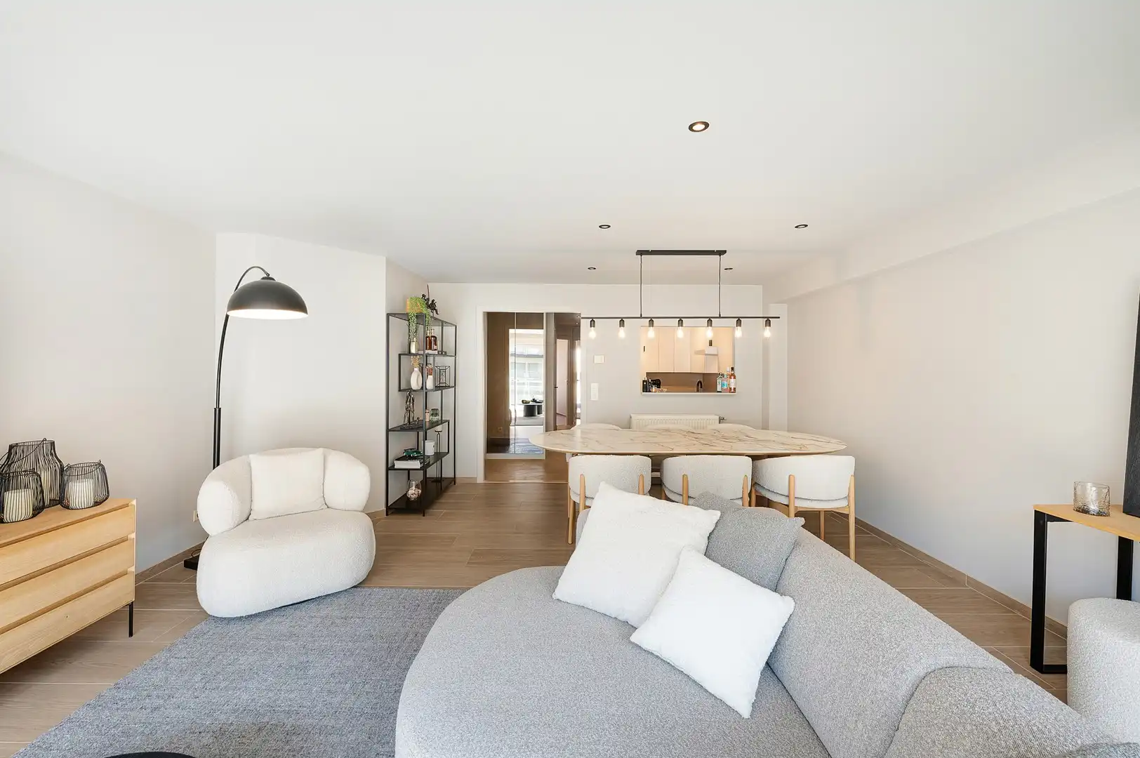 Ruim 2-slaapkamerappartement met twee terrassen nabij de zee. foto 6