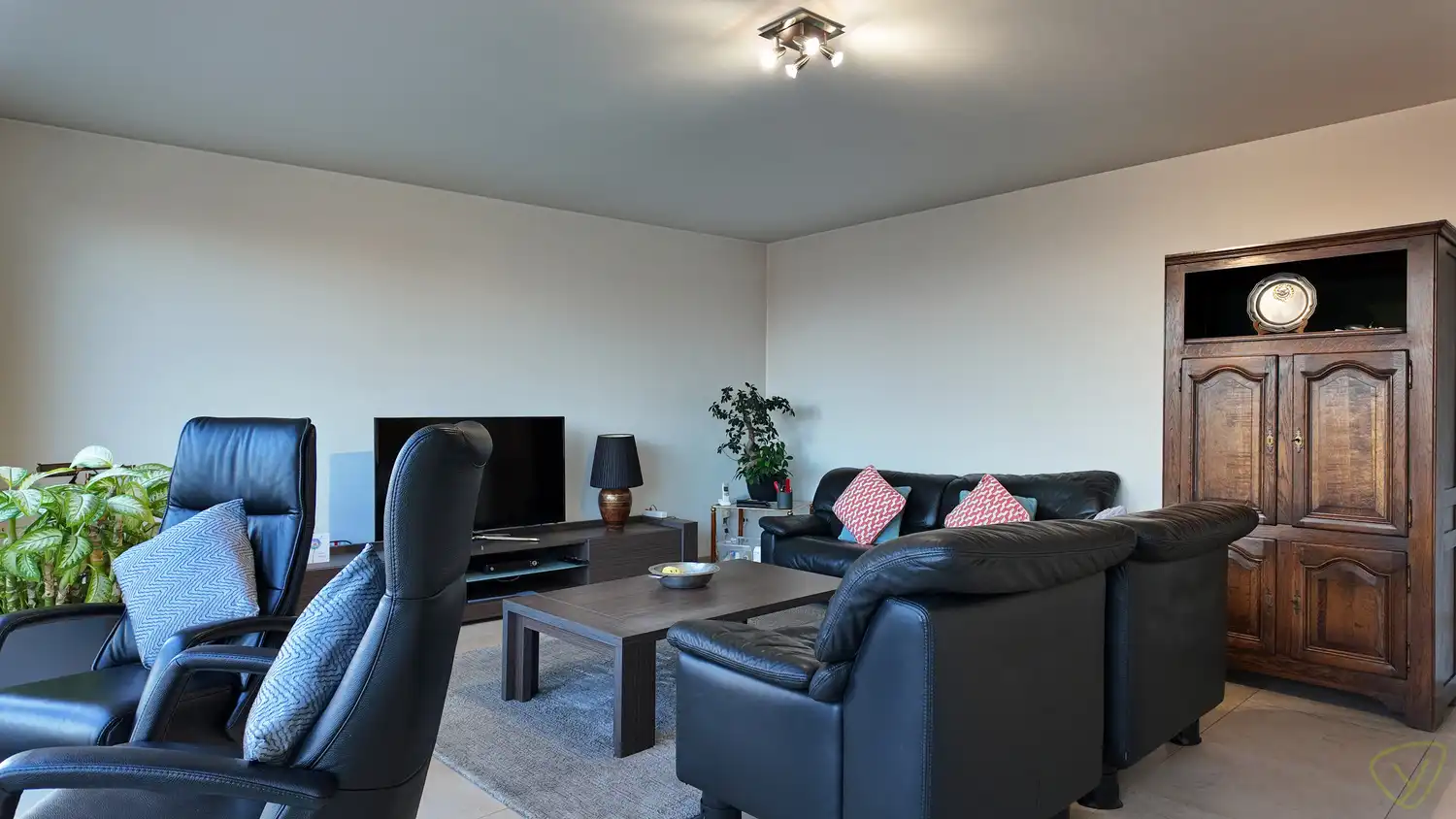 Lichtrijk appartement met panoramisch uitzicht op de Markt van Eeklo! foto 5