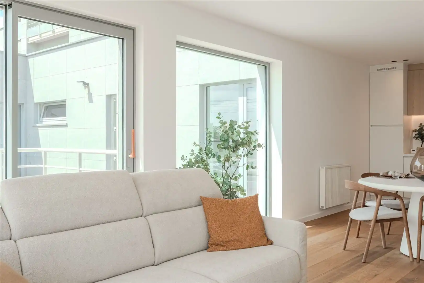 Modern ingericht één slaapkamer appartement foto 11