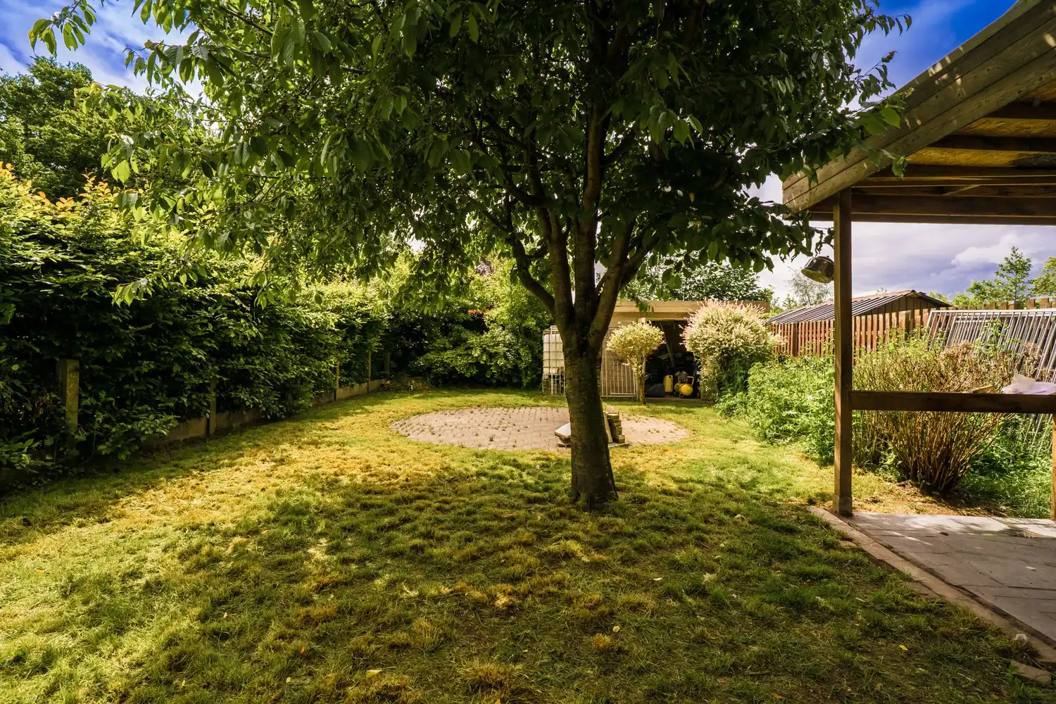 Halfopen bebouwing in landelijke omgeving met ruime tuin foto 3