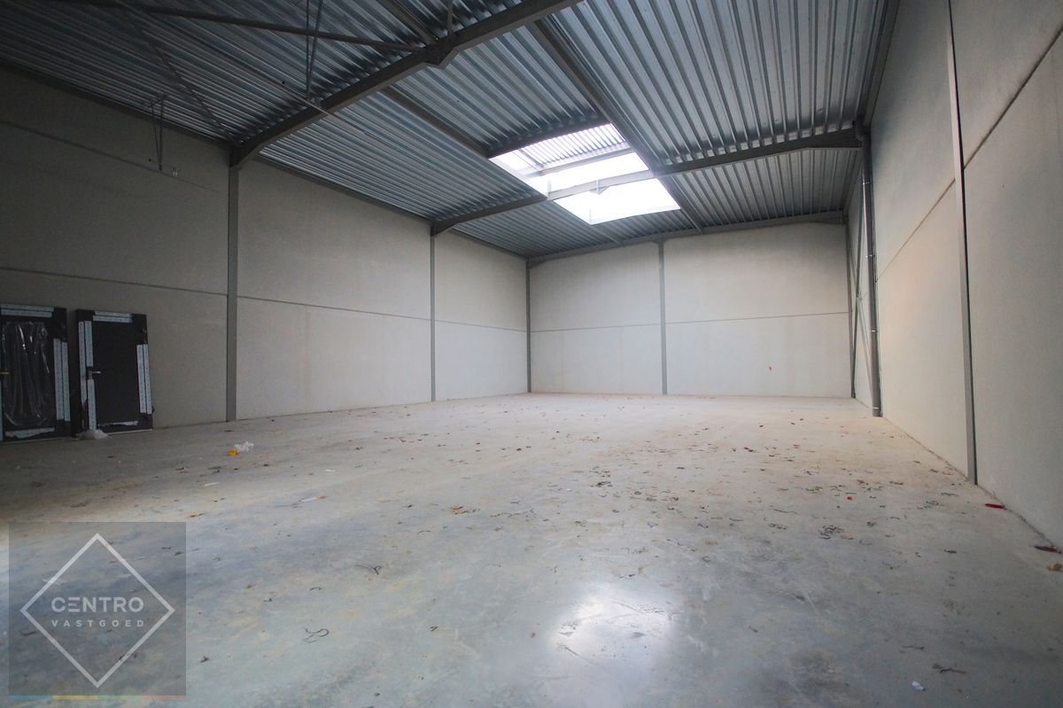 Goed geïsoleerde NB KMO-unit (227m²) inclusief 2 private parkeerplaatsen op ambachtelijke zone te Diksmuide! foto 3