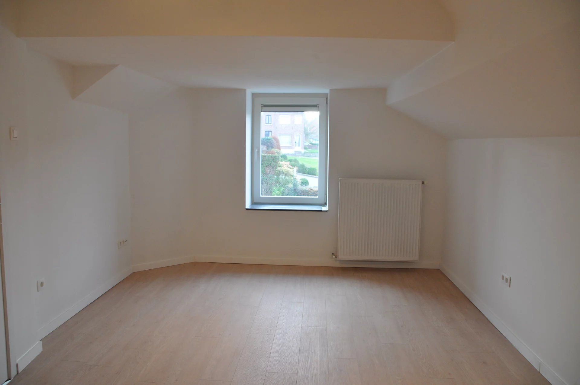 LANDELIJKE EN GEZELLIGE WONING MET 3 SLPK EN LEUKE ONDERHOUDSVRIENDELIJKE TUIN/TERRAS IN BILZEN (WALTWILDER) foto 12