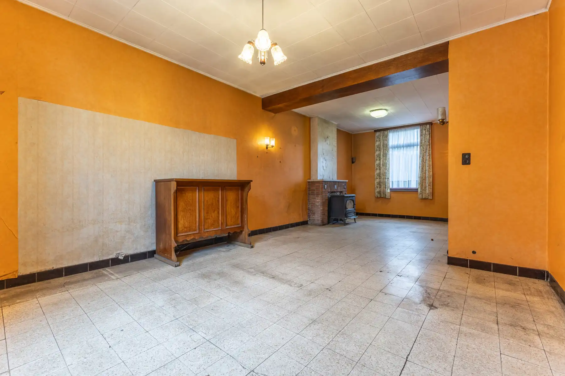 OPTIE Goed gelegen ruime te renoveren woning met bouwgrond foto 8