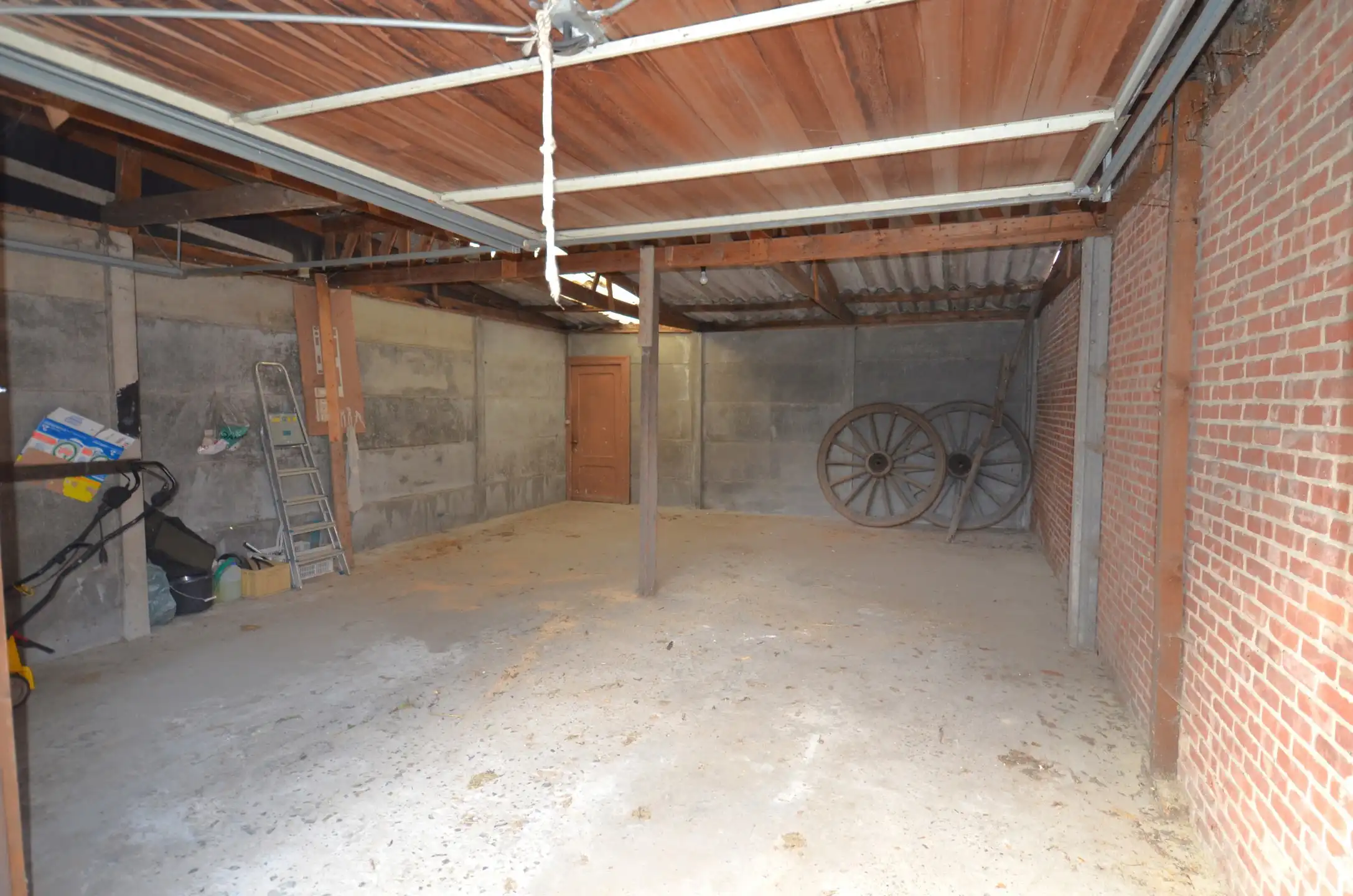 Te renoveren halfopen bebouwing met tuin en ruime garage foto 4