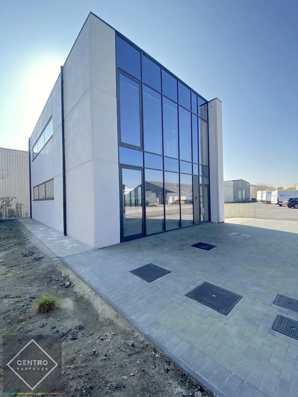 Instapklaar en bemeubelde KANTOORGEBOUW (2x 150m² op gvl + 1°V.) met berging en 4 autostaanplaatsen in de kelderverdieping. Op een boogscheut van het centrum van Brugge/expresweg. foto 6