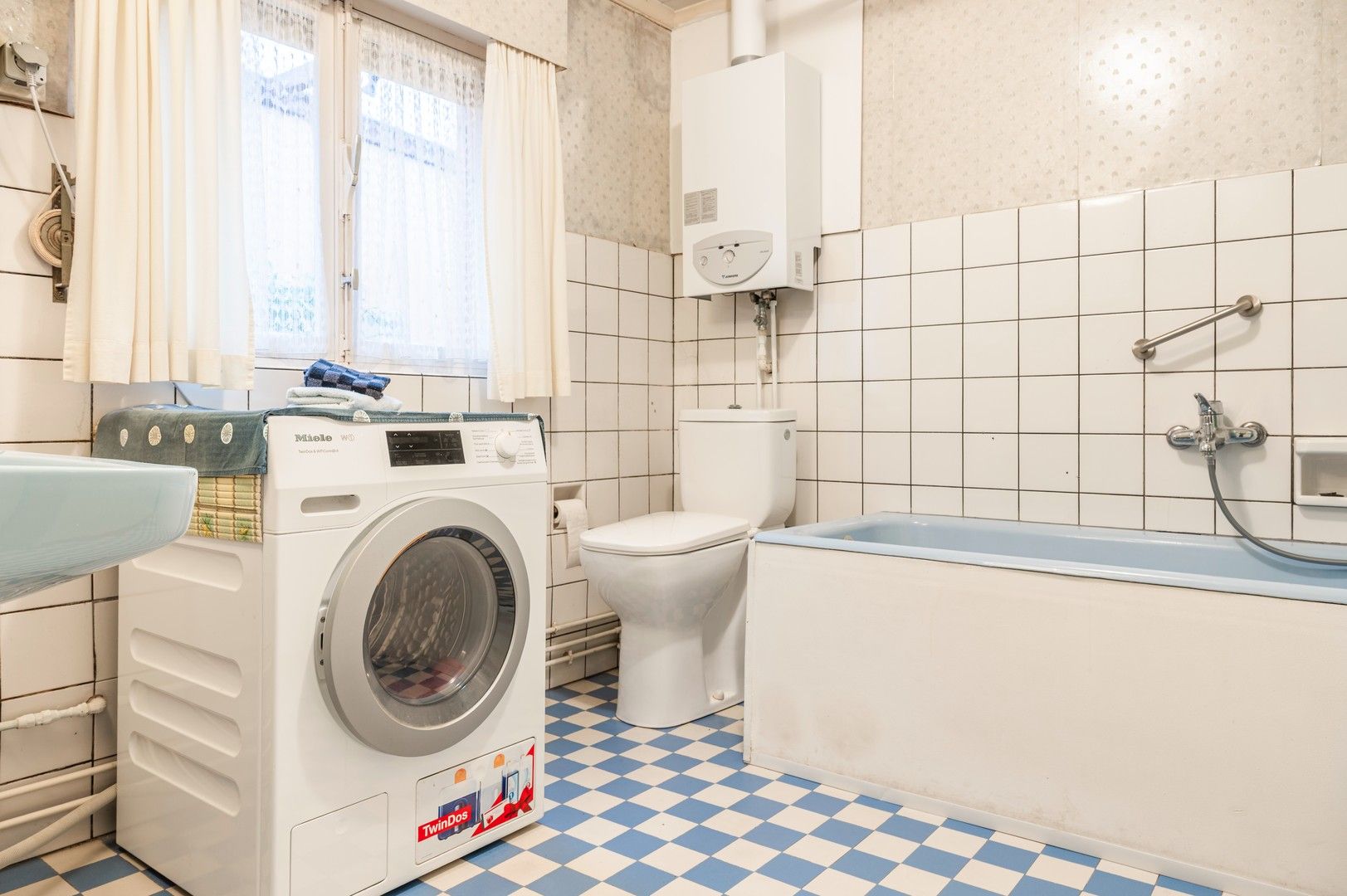 Te renoveren woning met grote tuin foto 10