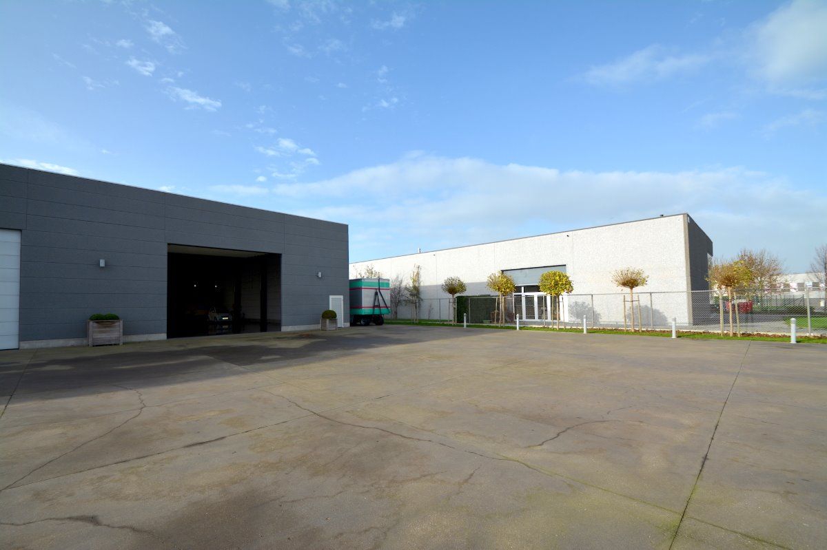 Instapklare, goed geïsoleerde OPSLAGRUIMTE / MAGAZIJN (380m²) op ambachtelijke zone te Blankenberge. foto {{pictureIndex}}