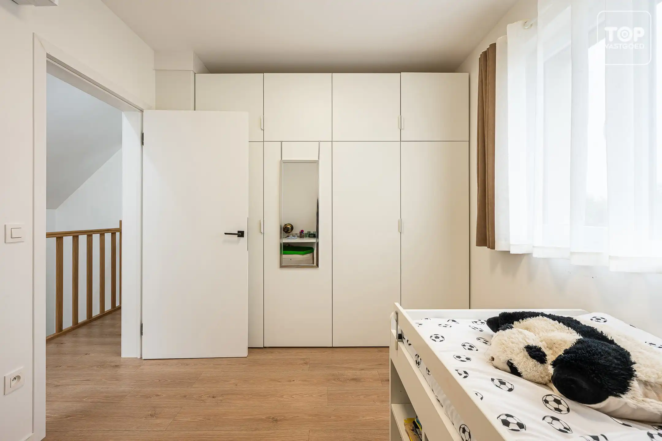 Totaal gerenoveerde woning met 3 slaapkamers, tuin en garage. foto 20