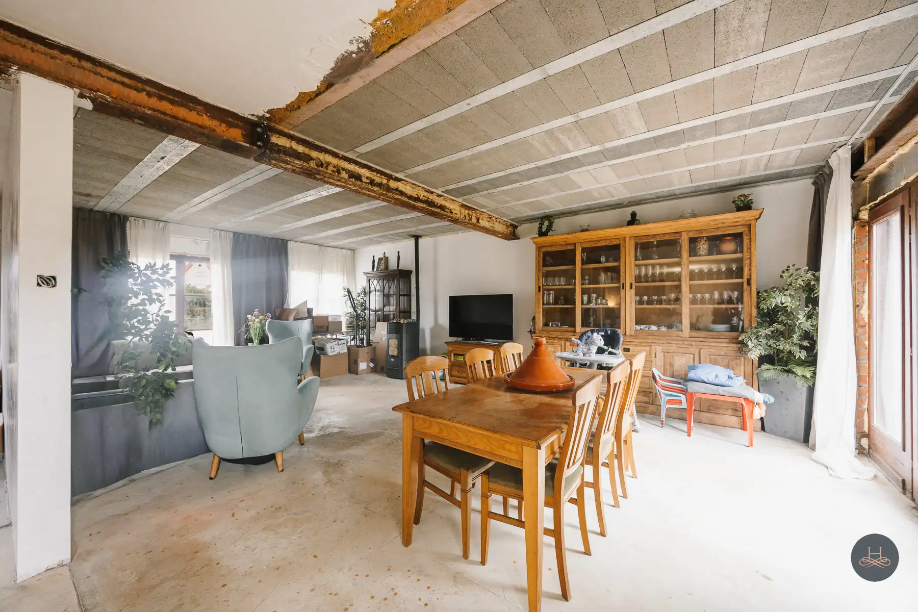 Gezinswoning met renovatiepotentieel op knap perceel foto 8