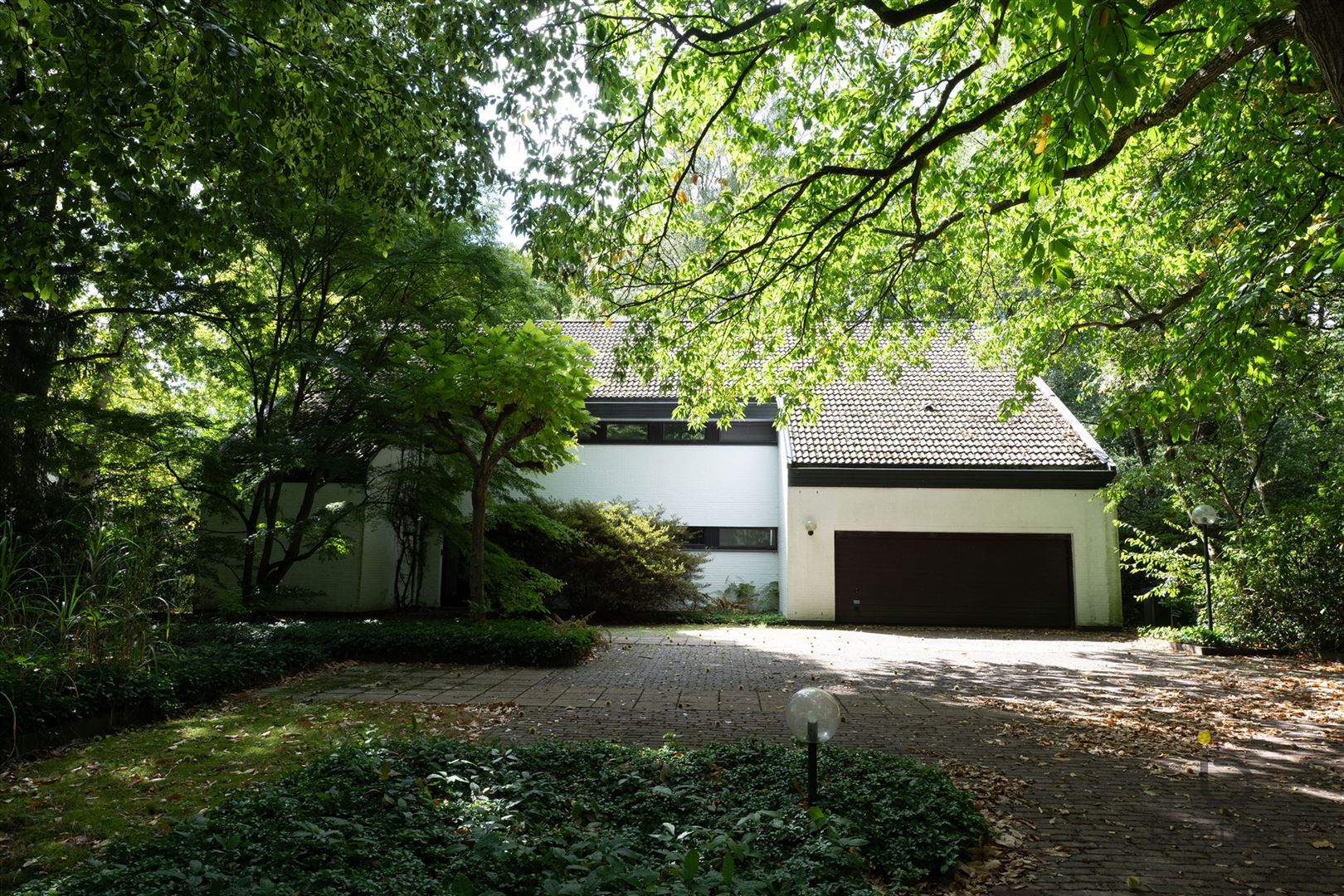 RUIMTE, LICHT ÉN KARAKTER: TE RENOVEREN 70’S VILLA MIDDEN IN HET GROEN! foto 2