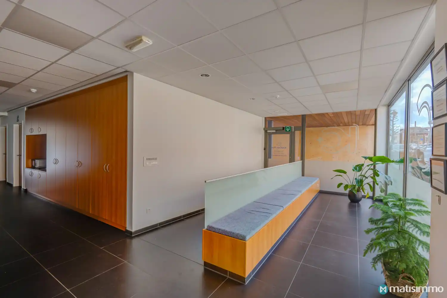 PRAKTIJKRUIMTE MET 10 PARKEERPLAATSEN TE HUUR IN HET CENTRUM VAN HOESELT foto 4