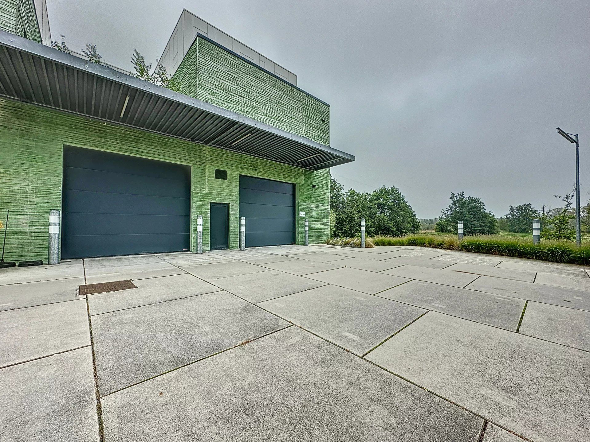 Ruime industriehal 380m² met 2 poorten en luifel van 36m² op toplocatie! foto {{pictureIndex}}