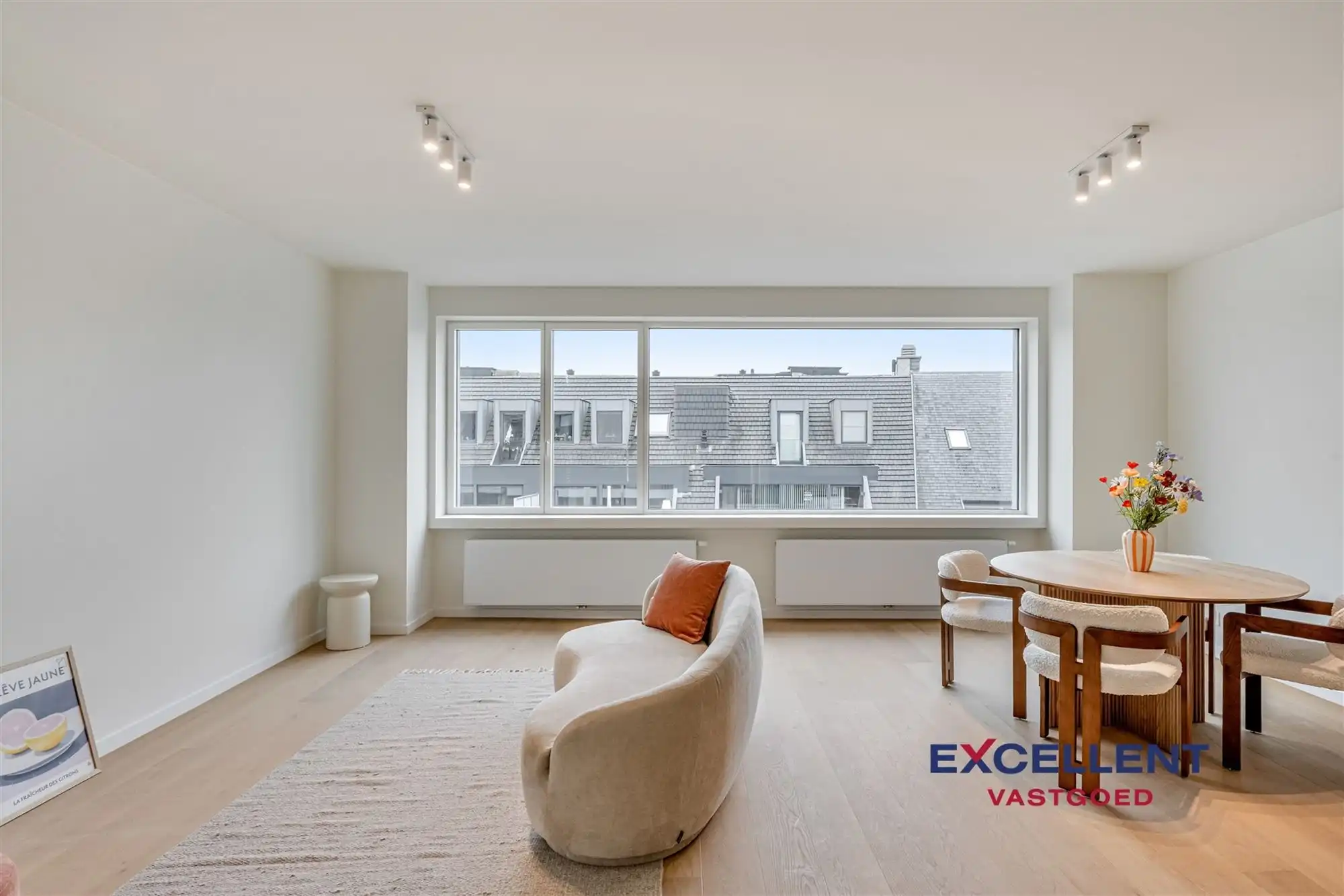 Volledig gerenoveerd 2-slaapkamer appartement centrum Deinze te huur foto 2