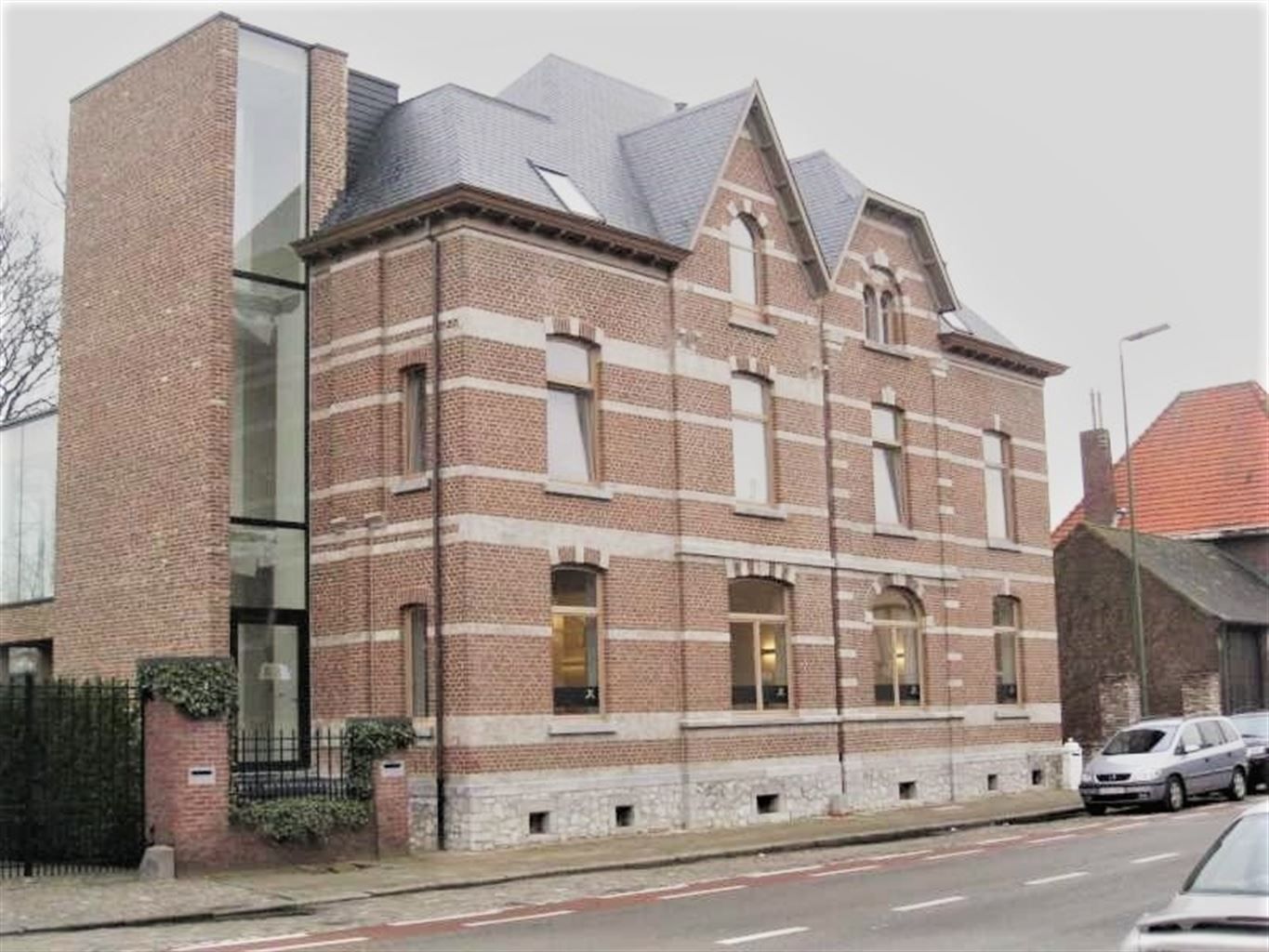 Prachtige gelijkvloerse handelsruimte (+/- 220m2)  in een karakteristiek 19e eeuws herenpand, geschikt voor kantoor-/ of praktijkruimtes, op wandelafstand van het centrum van Maaseik.  foto 24