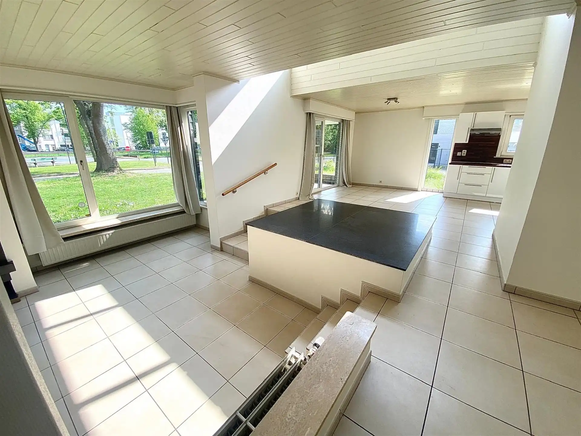 Ruime bungalow met twee slaapkamers en grote tuin foto 5