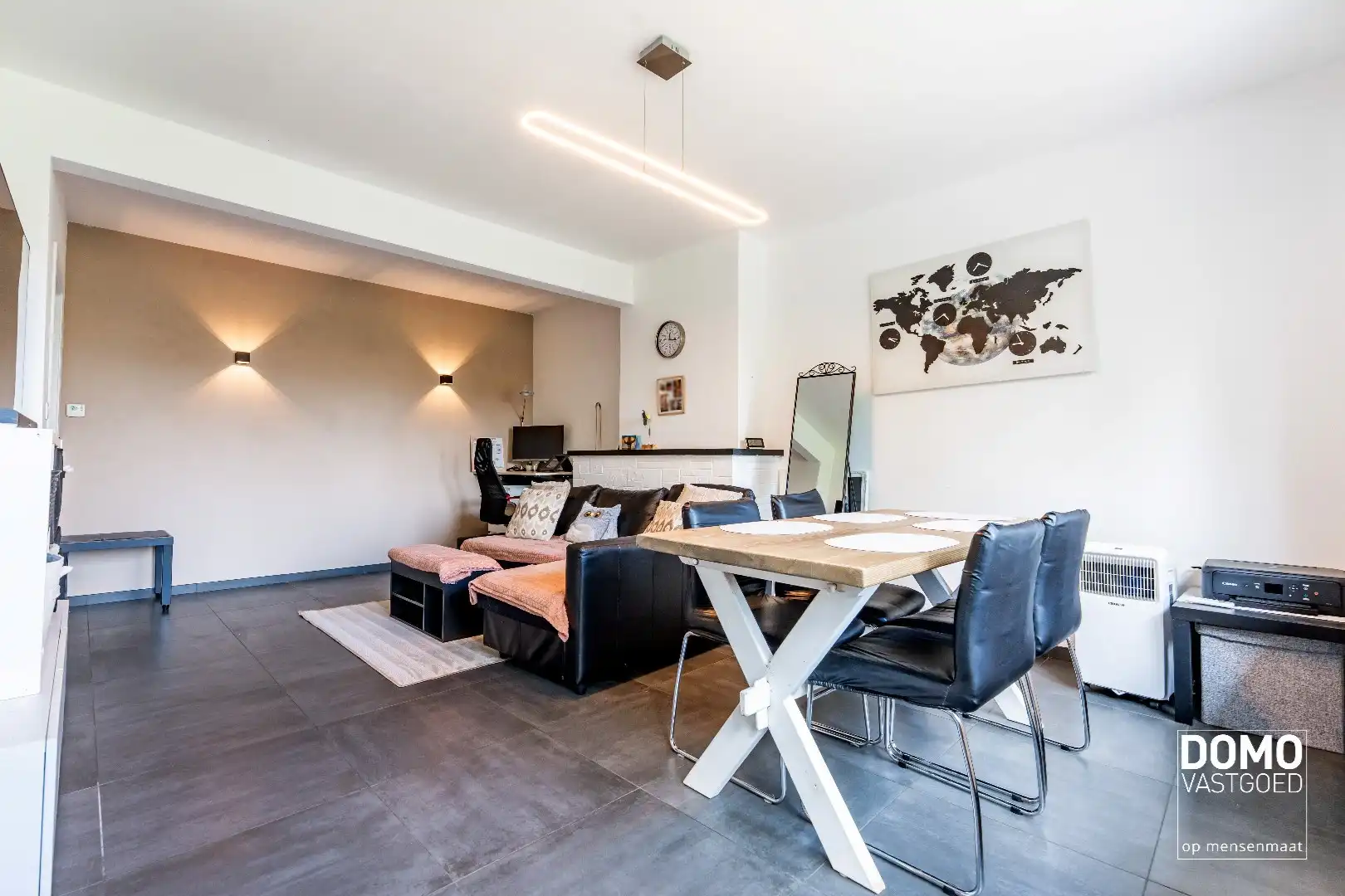 RUIM APPARTEMENT MET 2 SLAAPKAMERS, 2 ZOLDERKAMERS EN 2 GARAGES TE RUNKST foto 2