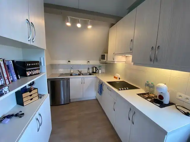 Gezellige bemeubelde studio met mezzanine te huur. foto 3