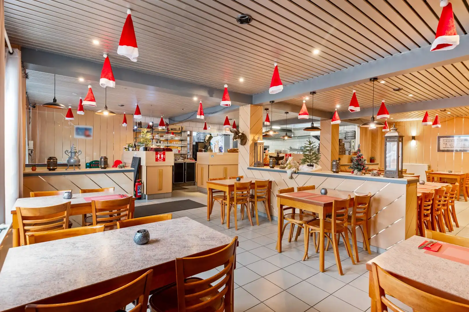 Veelzijdig handelspand met appartement en openbare parking foto {{pictureIndex}}