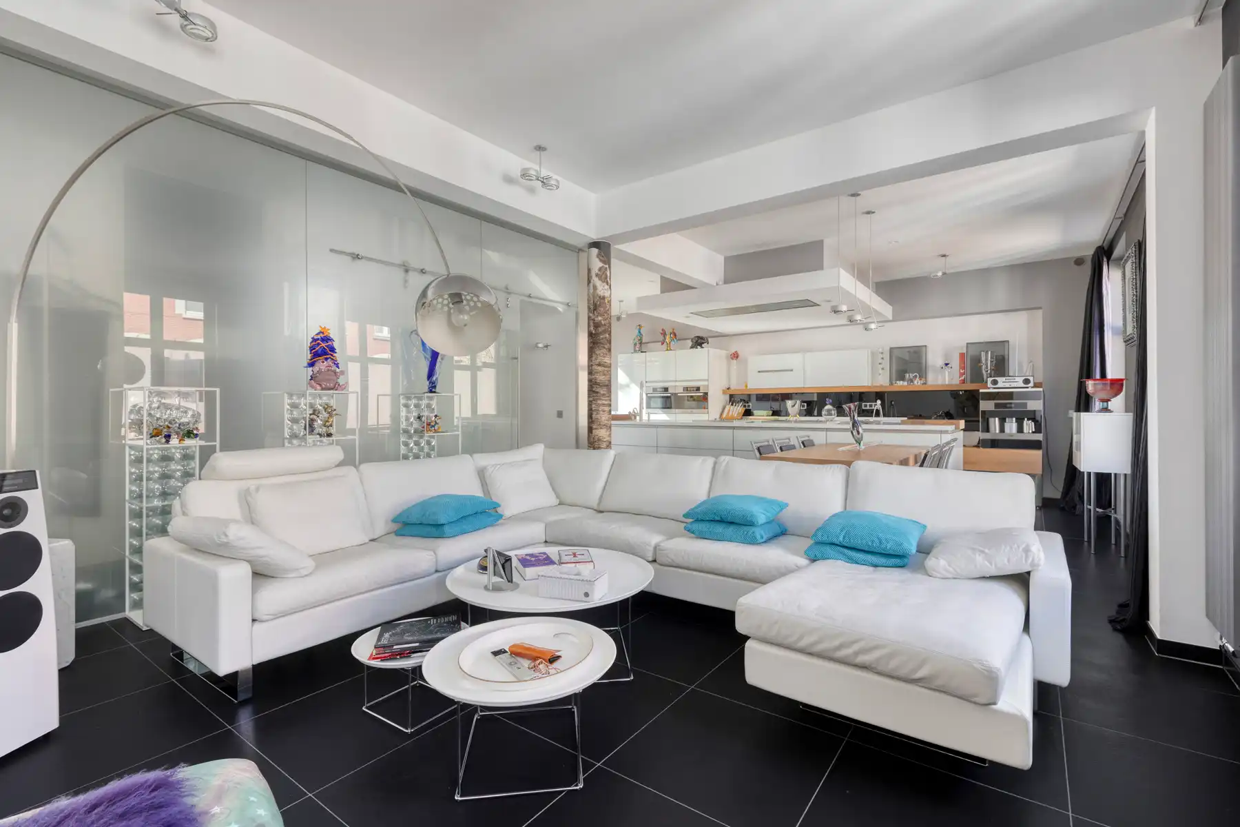 Gerenoveerde (2010) burgerwoning met dubbele garage foto 8