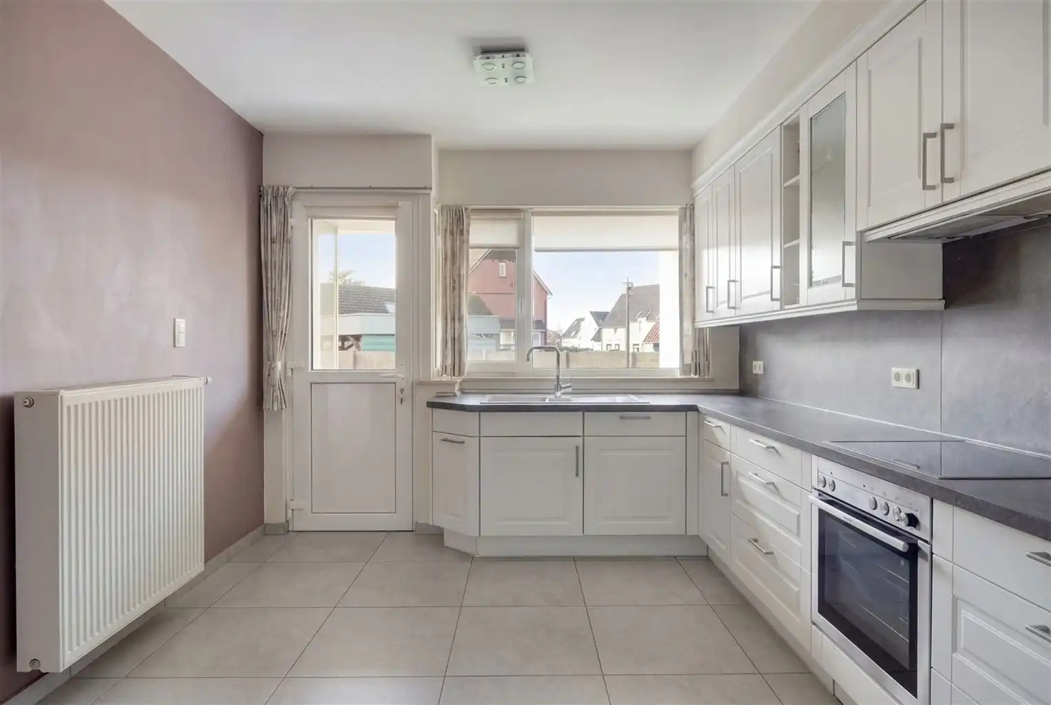 Zeer ruim, gelijkvloers appartement met 3 slaapkamers, tuin, inpandige garage en extra parkeergelegenheden gelegen nabij het centrum van Maaseik. foto 5