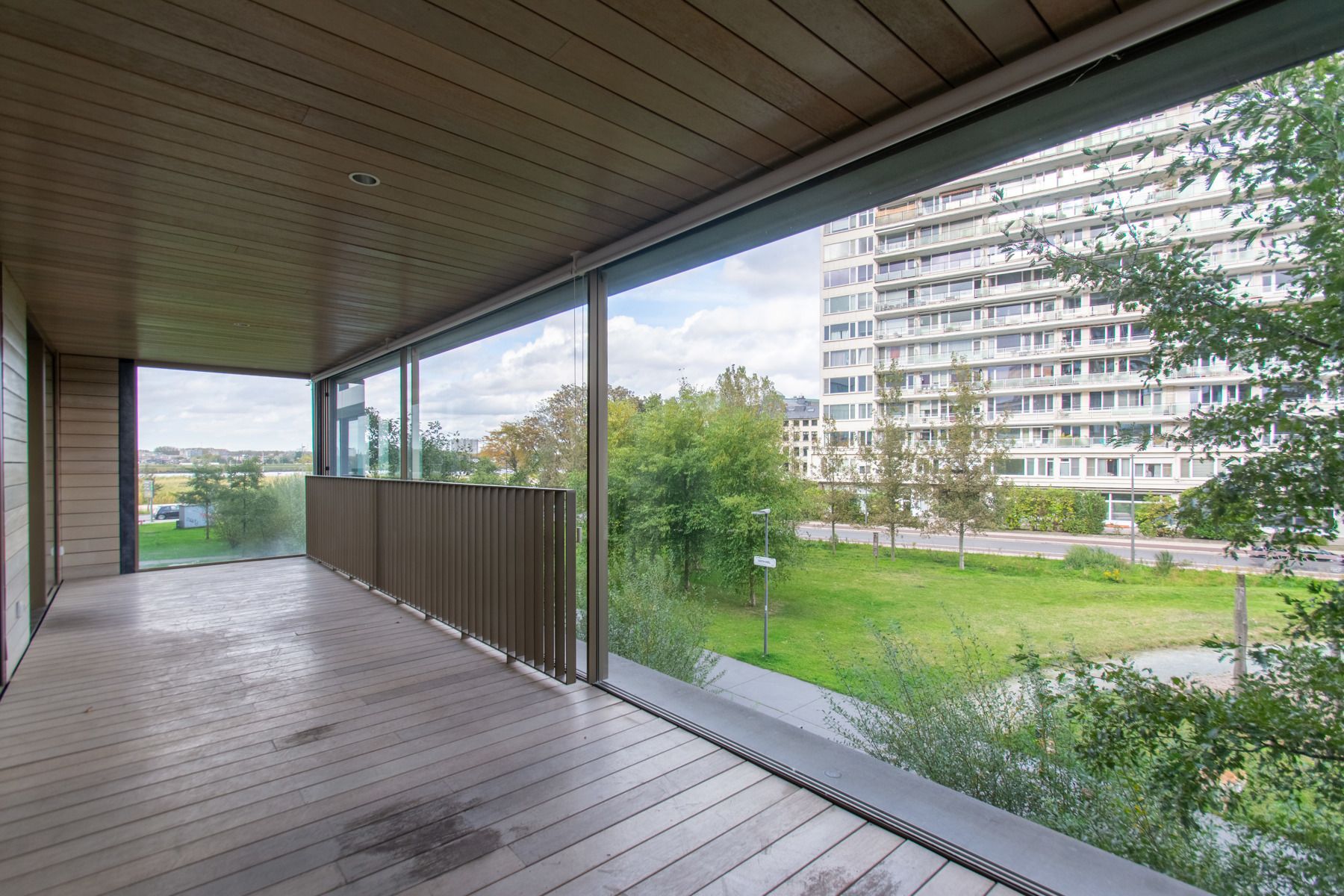 Ongemeubelde studio met prachtig terrras foto {{pictureIndex}}