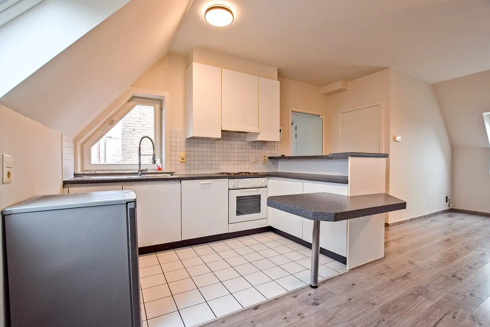 Instapklaar lichtrijk dakappartement in hartje Veurne (61m²) foto 3