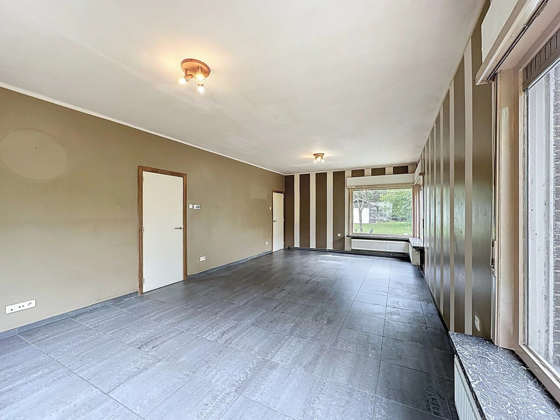 Op te knappen woning met 3, mog. 5 slaapkamers op groot perceel van +/- 10 are. foto 5