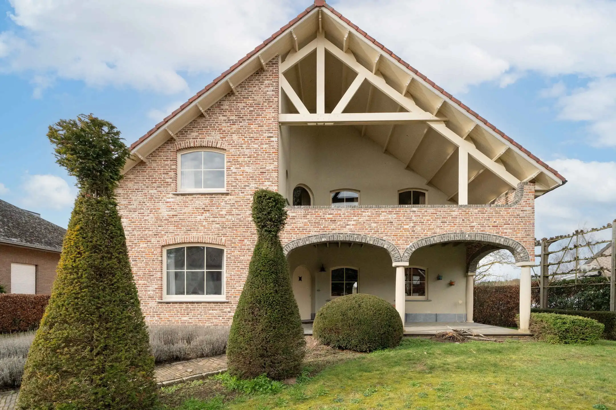 Villa met 5 slpk op 32 are 67 ca foto {{pictureIndex}}