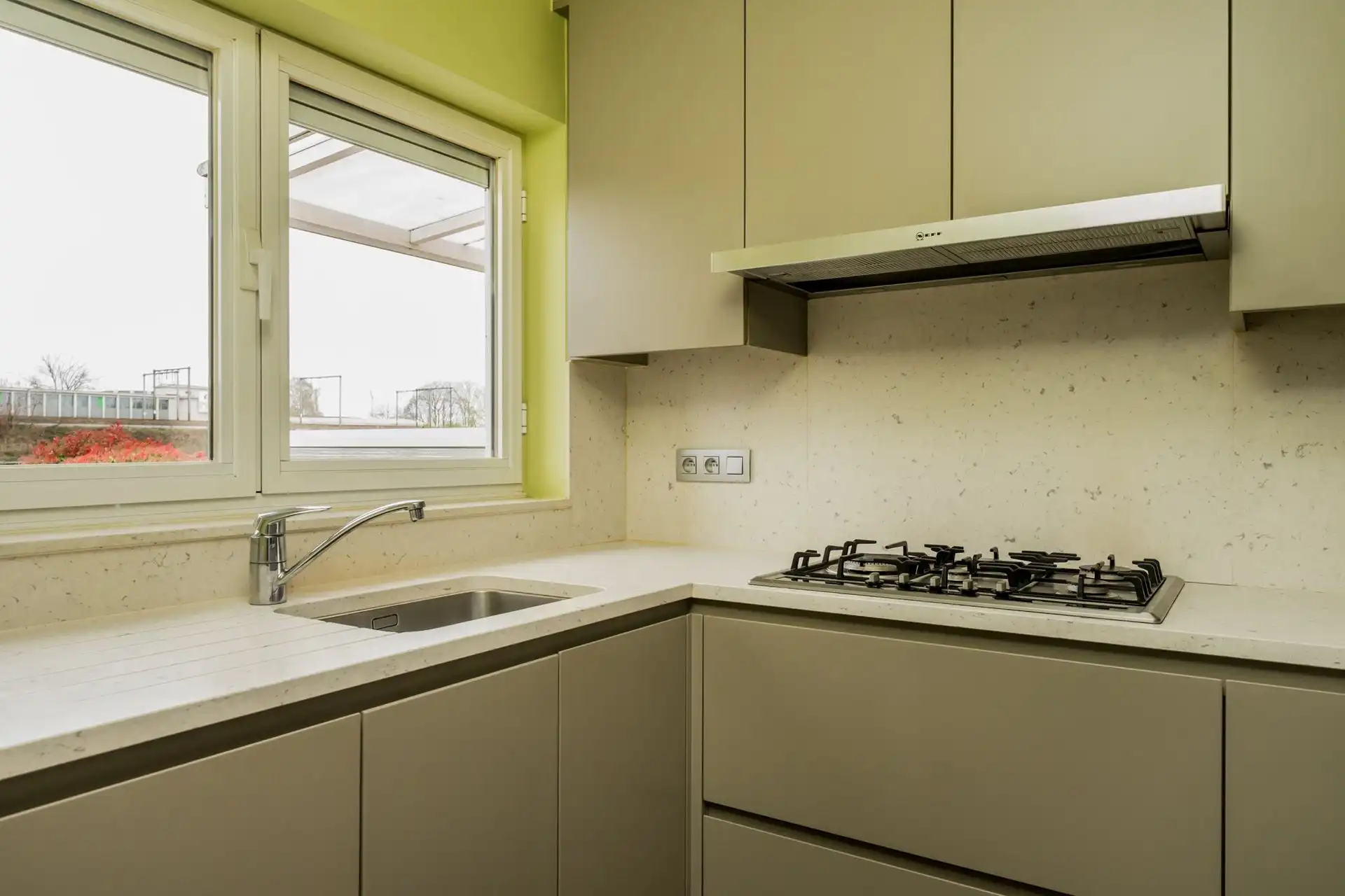 Instapklare bel-etagewoning met garage, tuin en zonnig terras foto 10