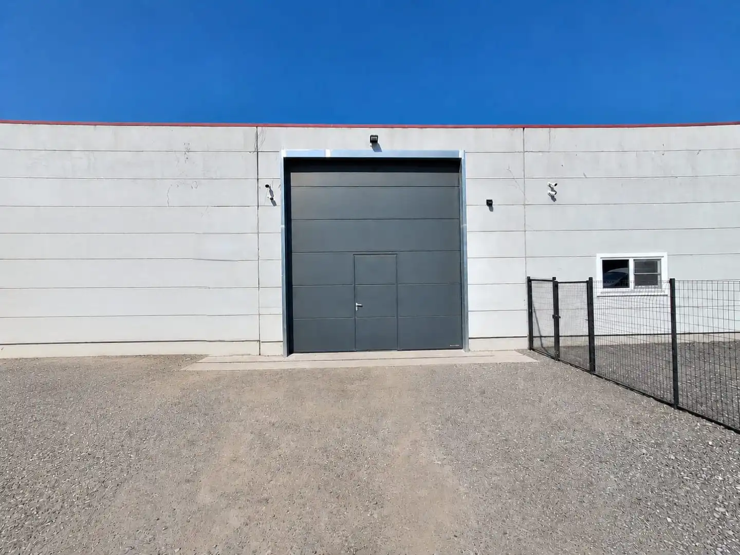 LOODS VAN CA. 240 M² TE HUUR IN RUISELEDE foto {{pictureIndex}}