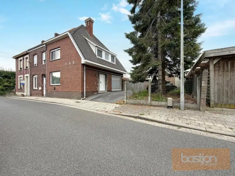 Halfopen bebouwing in rustige, doodlopende straat foto 16