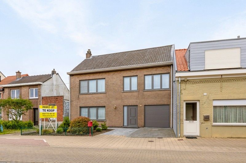 Instapklare ruime woning met 3 slaapkamers, tuin en garage foto {{pictureIndex}}