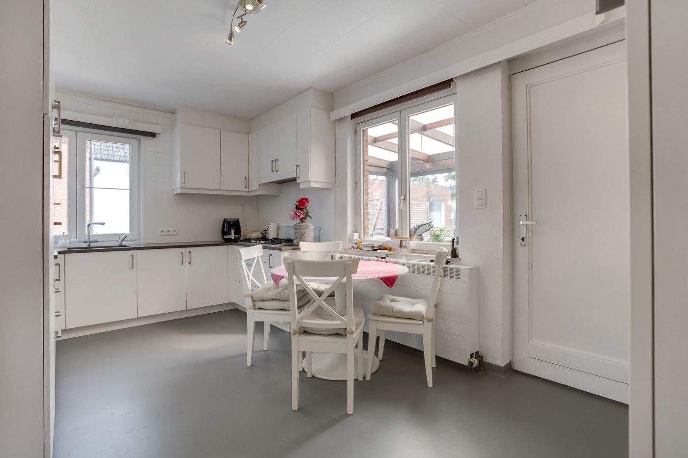 Vrijstaande, charmante woning met 3 grote slpk. en garage op 398 m² foto 9