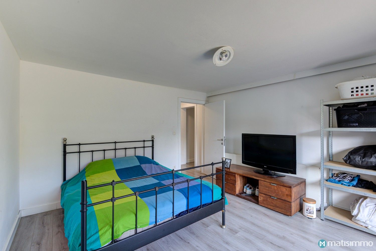 GERENOVEERD, INSTAPKLAAR GELIJKVLOERS APPARTEMENT MET 2 SLAAPKAMERS OP RUSTIGE LIGGING IN AS foto 17