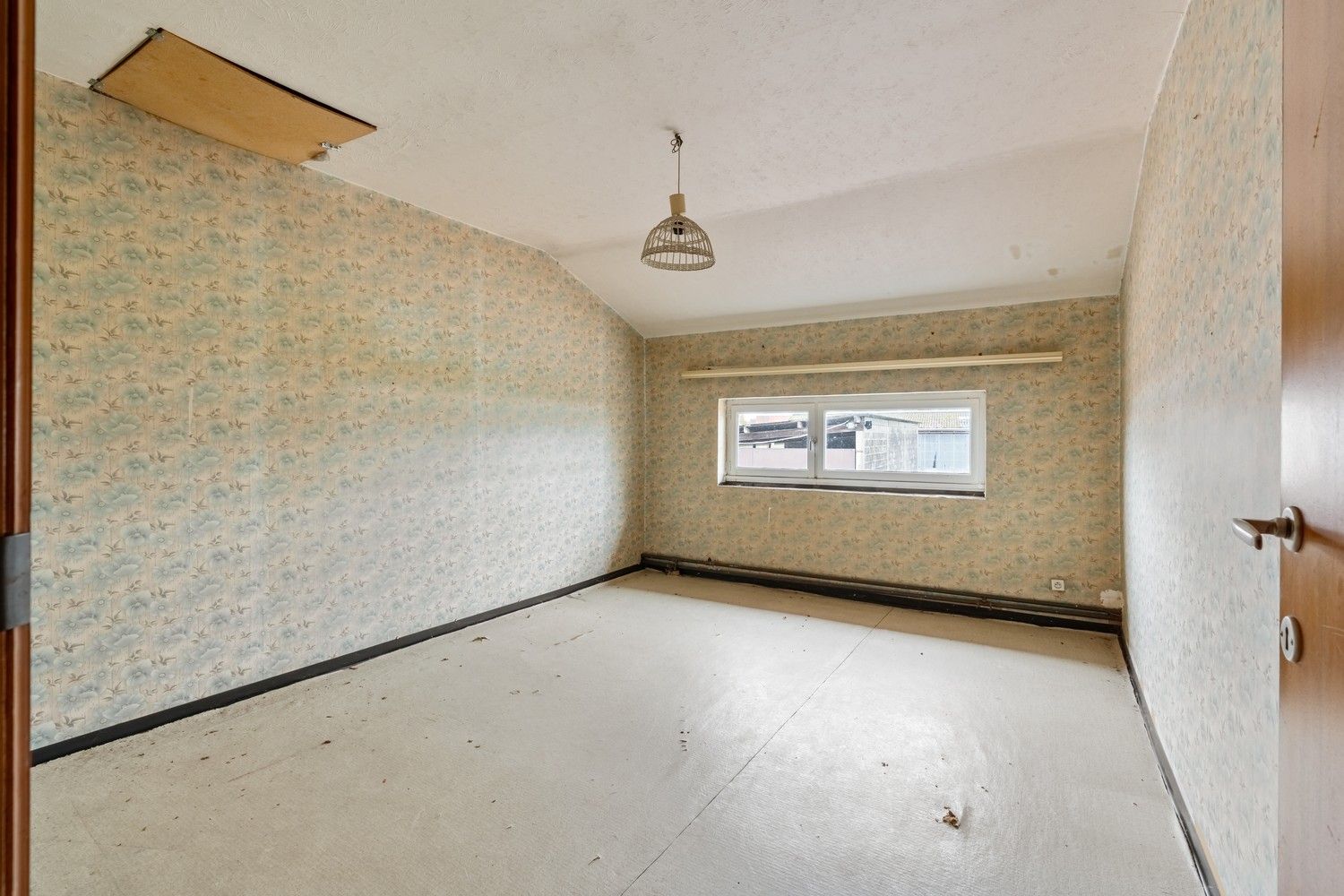 Te renoveren woning met loodsen op rustige locatie! foto 13