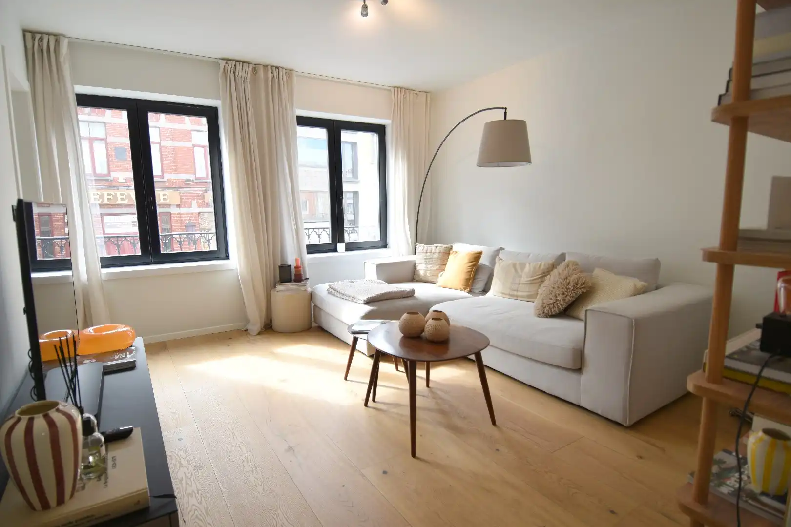 Volledig vernieuwd 2 slaapkamer appartement in hartje Kortrijk foto 2