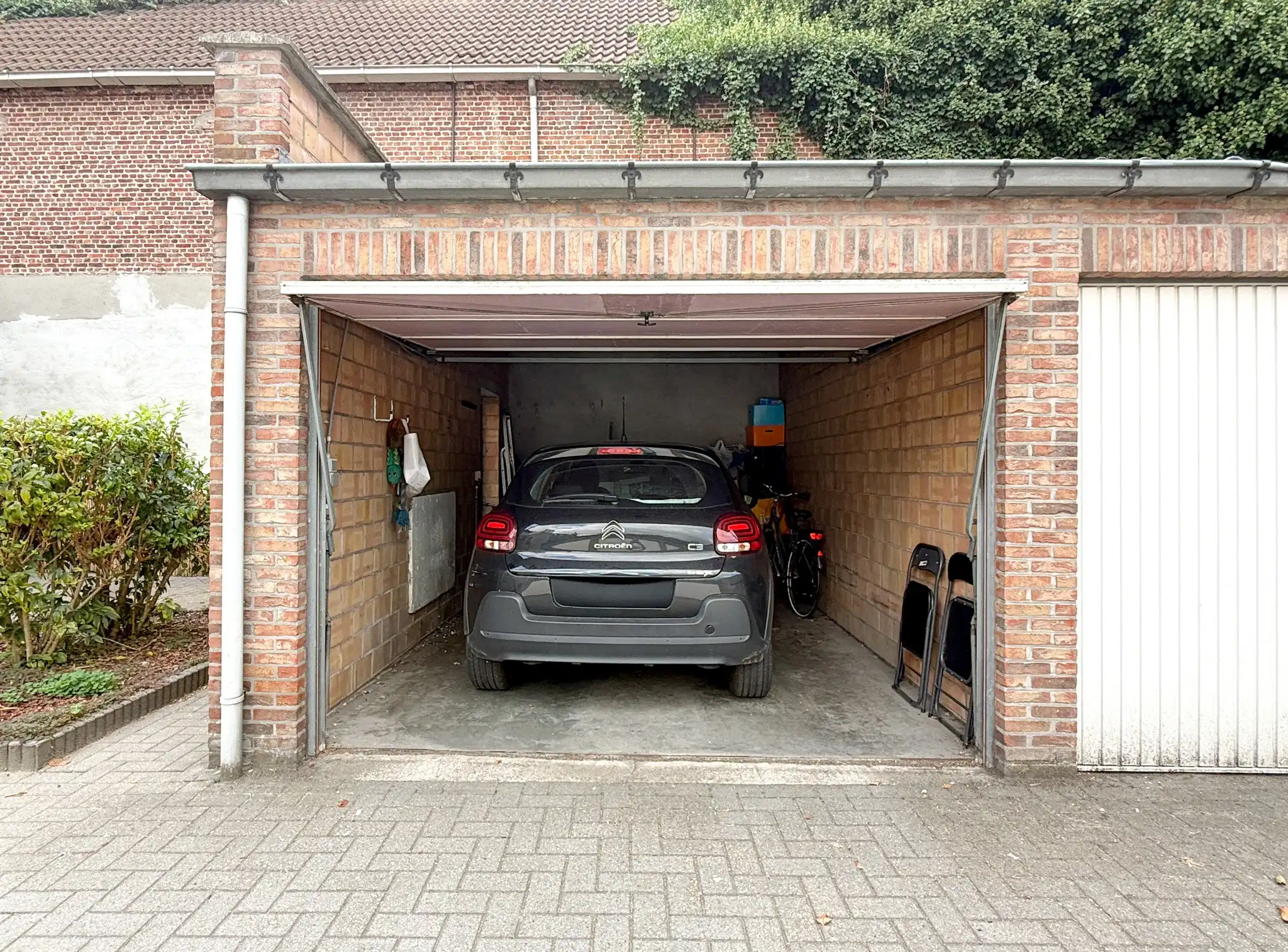 Centraal gelegen gelijkvloers appartement met twee slaapkamers en garage foto 9