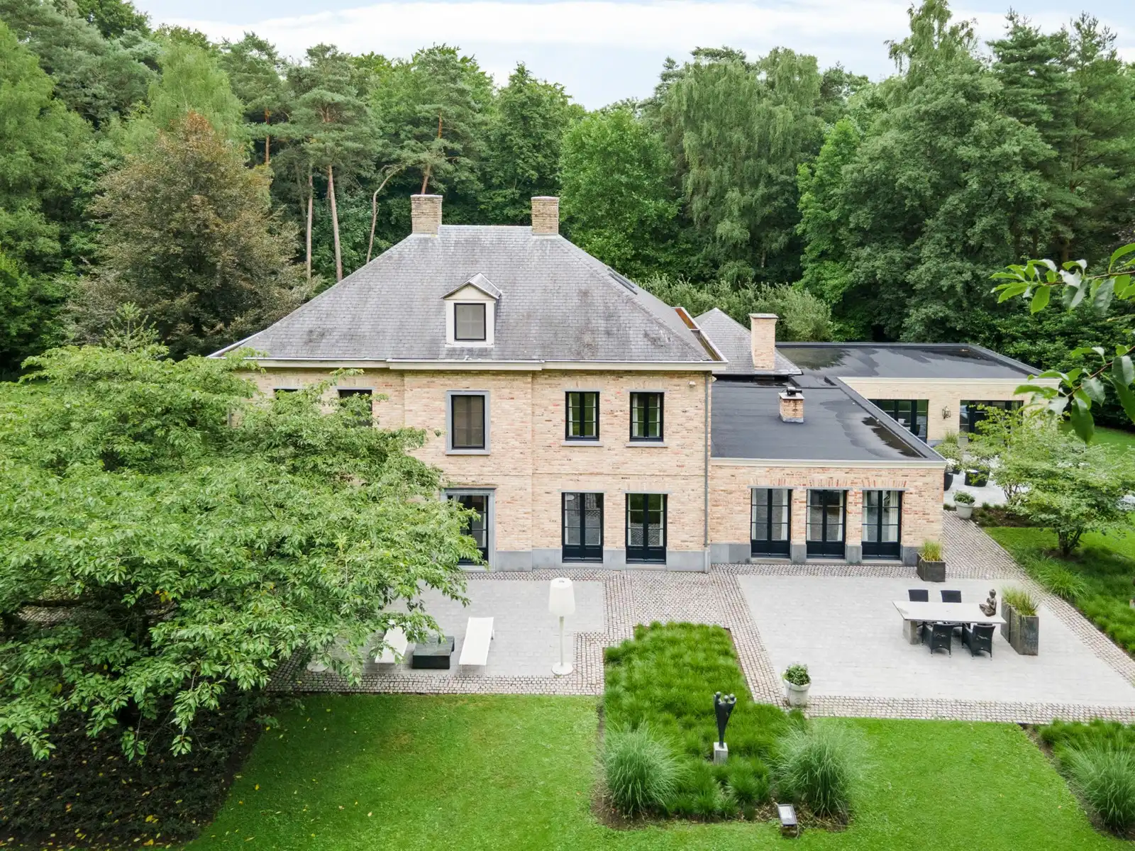 Exclusieve villa met parktuin foto {{pictureIndex}}