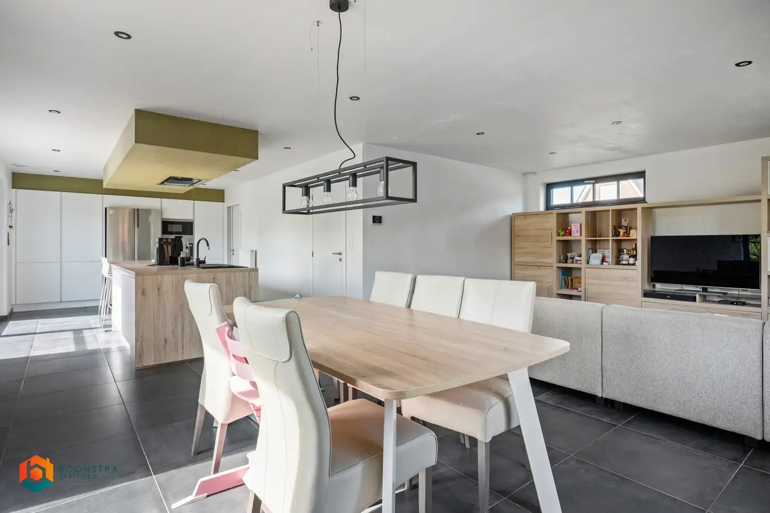 Energiezuinige villa met praktijkruimte en 4 slpkrs foto 3
