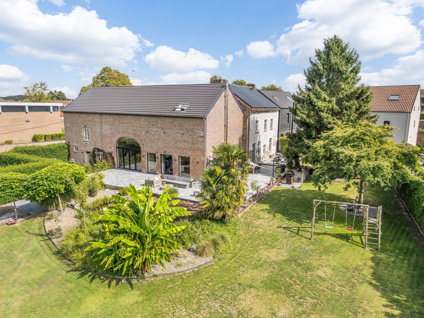 Stijlvolle gerenoveerde hoeve met 4 slaapkamers en kantoorruimte. foto {{pictureIndex}}