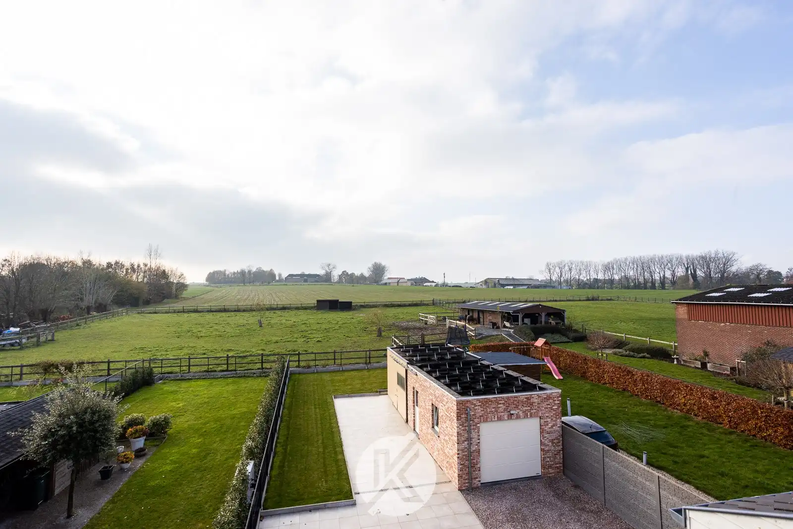 Halfopen gezinswoning in landelijke stijl foto 20