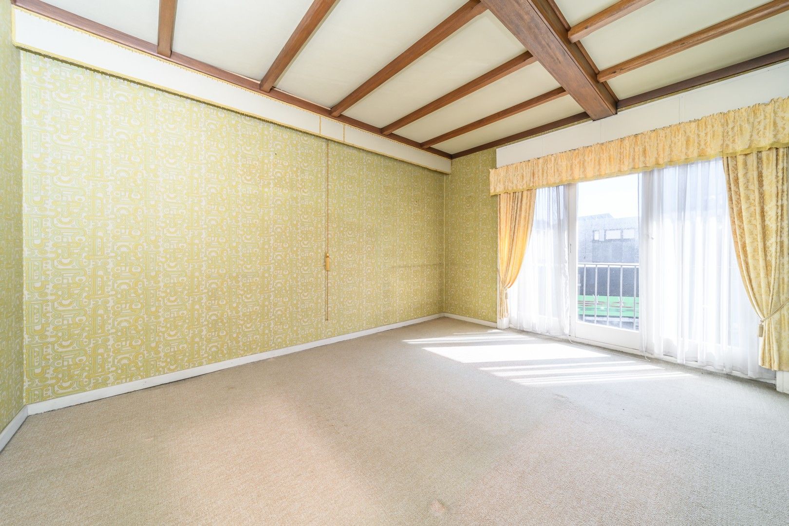 Centraal gelegen, ruime te renoveren gezinswoning foto 20