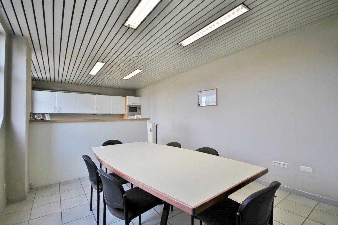 Instapklaar handelspand met magazijn op toplocatie in Sint-Truiden foto 6