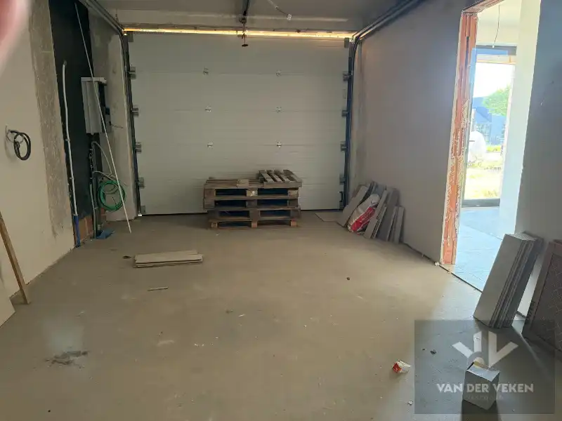 Ruime half open BEN-woning met 4 slaapkamers en inpandige garage te bewonderen in het gezellige Kermt. foto 7