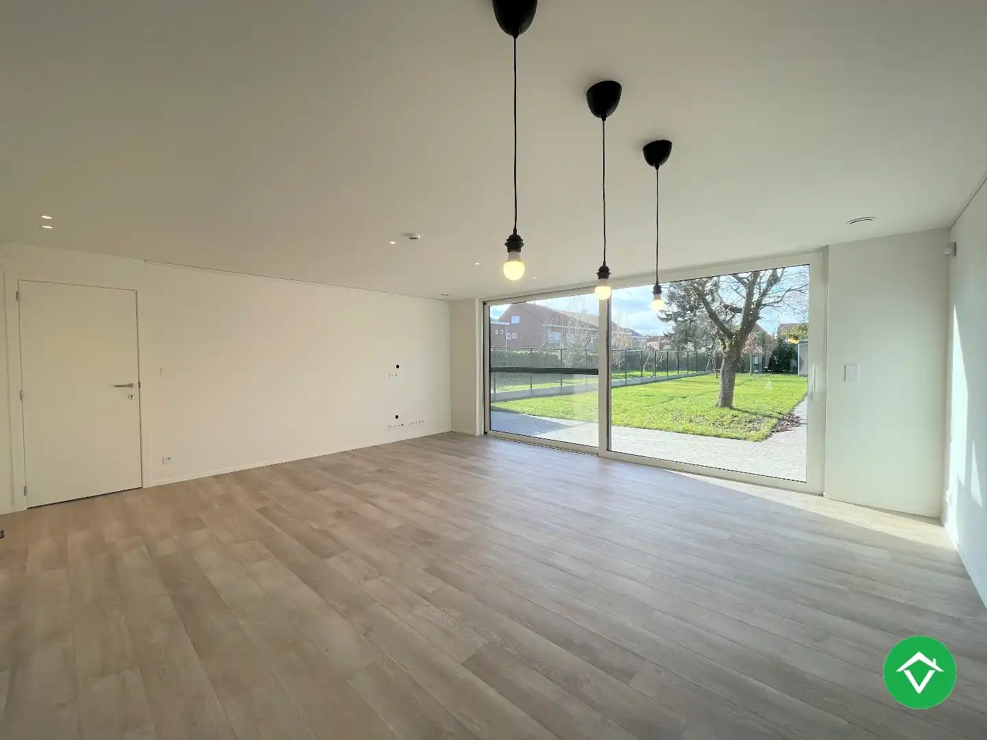 Ruime, gerenoveerde woning met twee slaapkamers te Roeselare foto 3