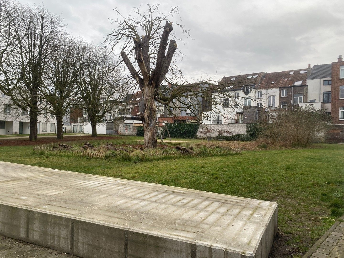 Moderne stadswoning met tuin in familiale en levendige buurt foto 13