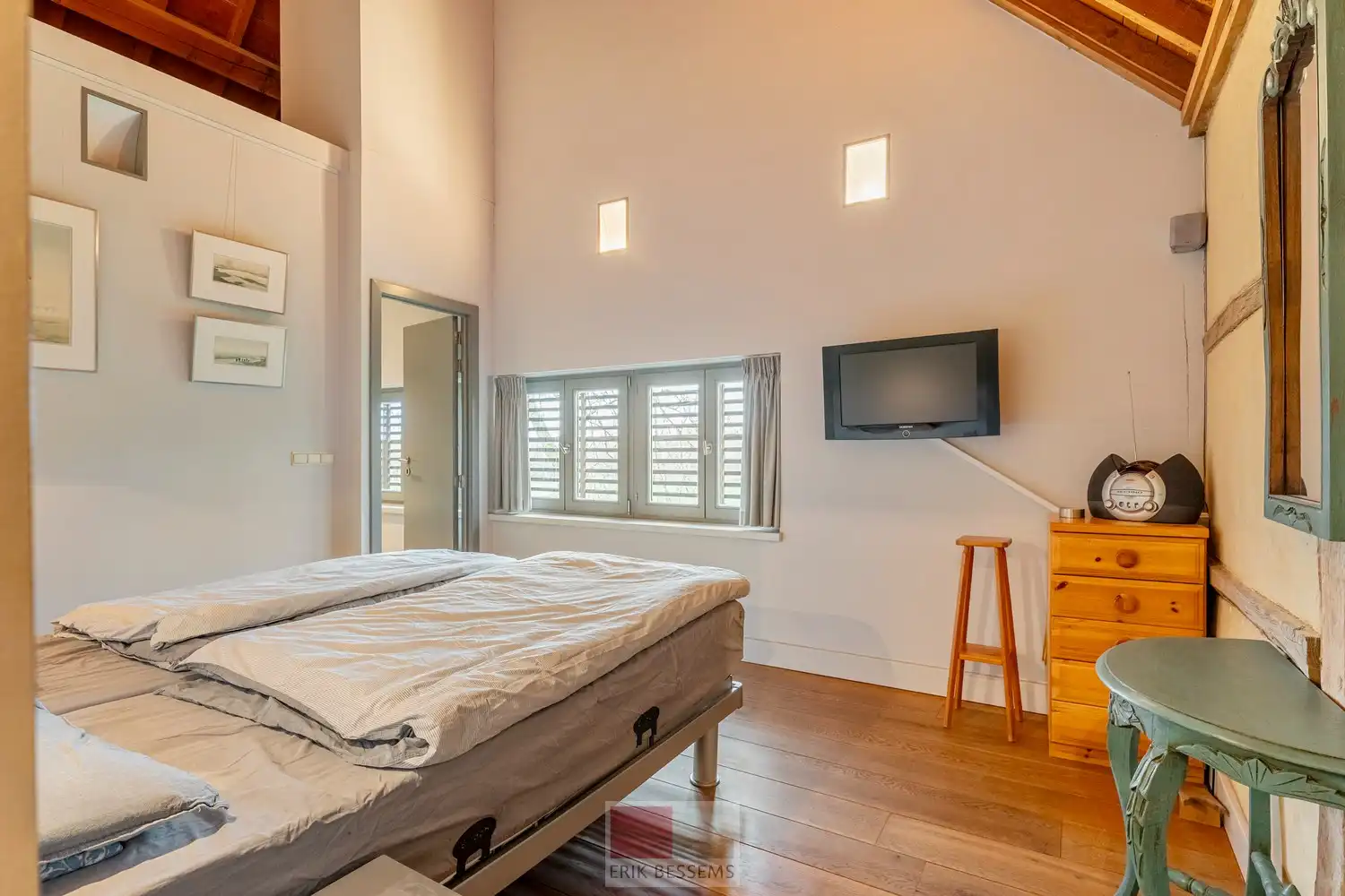 Een zeer karaktervol woonerf van maar liefst 3996 m² met bijzondere uitstraling, bestaande uit een prachtige hoofdwoning (voormalige schuur en stallen) en een charmant vakwerkhuis. foto 24