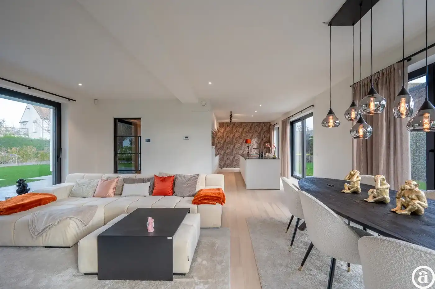 Alleenstaande moderne villa gelegen in een rustige residentiële omgeving te Knokke.  foto 3