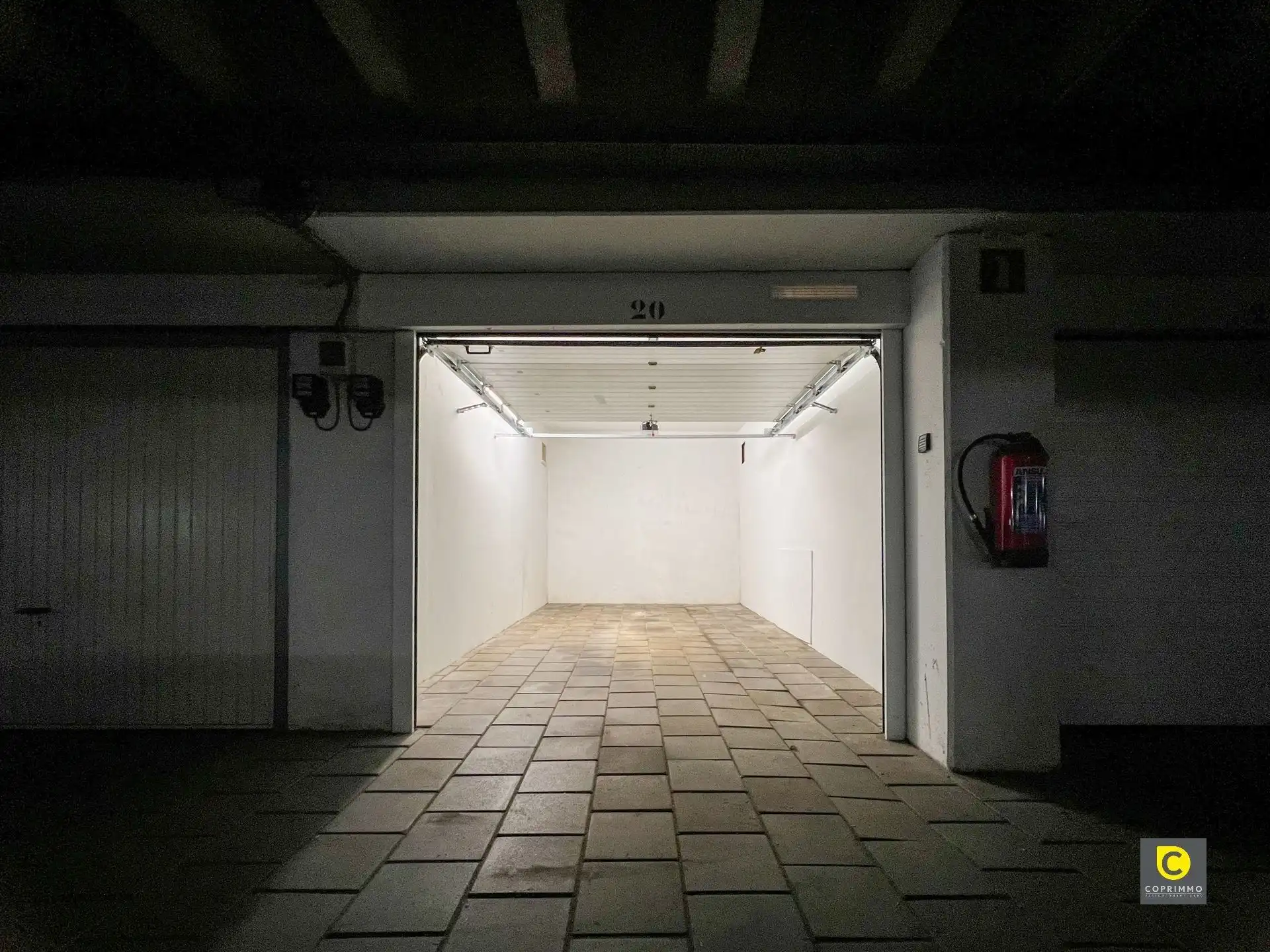 Box met afstandsbediening en elektriciteitsmeter foto 3